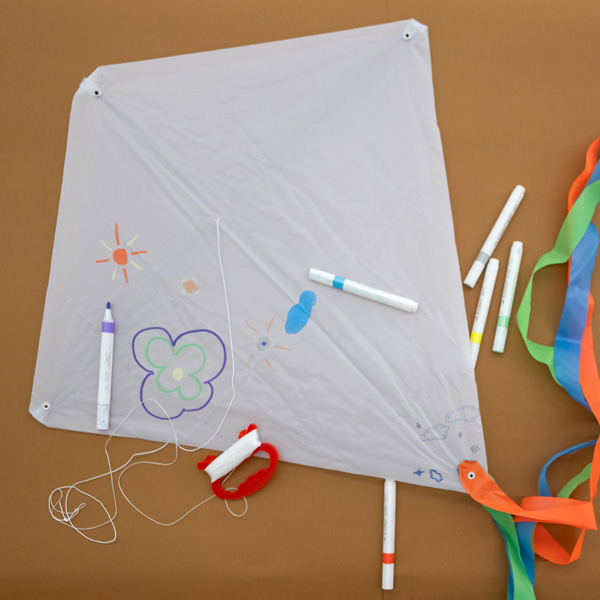 نرسم ونحلّق: تجربة الطائرة الورقية للأطفال