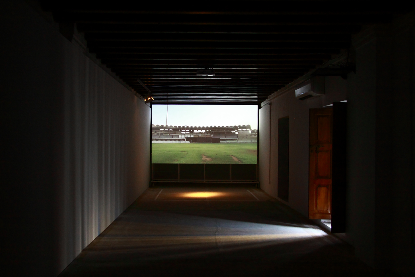 منزل على أرض محايدة: مشروع من ثلاثة أجزاء