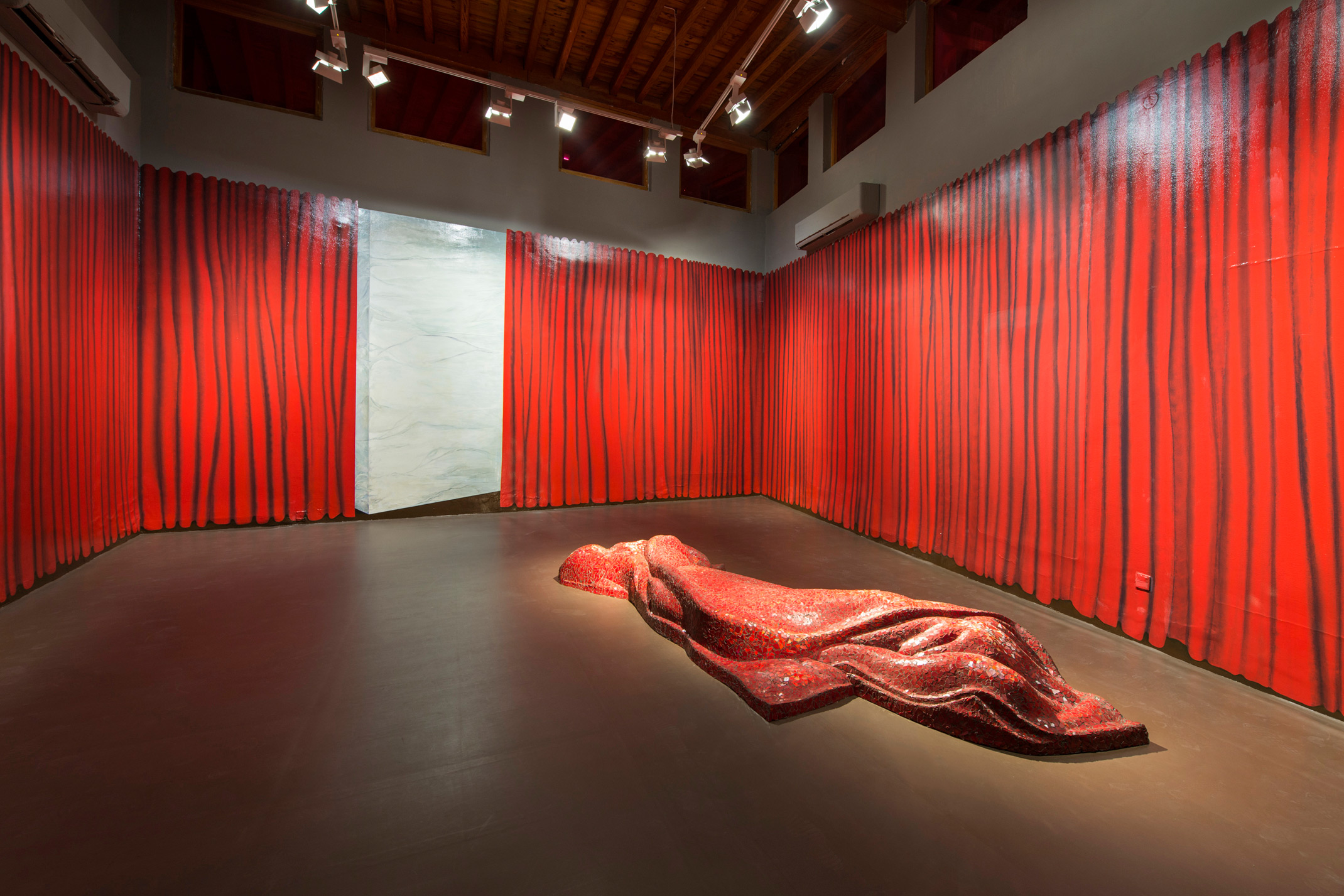 طيور النورس تُحلق على مقربةٍ من الأرض