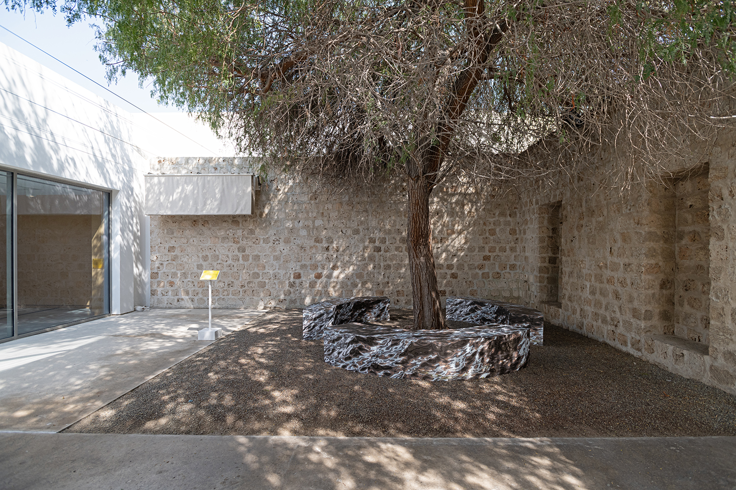 عهد العمودي: قبلة شمس